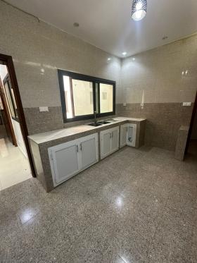 Appartement F4 à louer aux Almadies (recasement) Appartement à louer aux Almadies zone de Recasement. Près de l’école Bilingue américaine. D’une surface de 325 m2, il comprend 3 chambres, 4 salles d’eau, 1 salon.1 cuisine avec placards et buanderie. Au 2eme étage 
