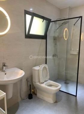 Apparemment f4 a louer  Nous vous proposons deux appartements quasi neuf une au rdc et au première étage composé de trois chambres salon cuisine séjour avec deux toilettes séparés très accessible,calme et sécurisé au niveau de Gor Almahdi.