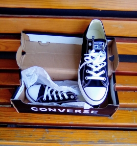 All Star Converse Chaussures originales de marque all star converse avec boîte comme sur les images. Disponibles en montantes et coupées avec différentes couleurs. Taille 36 à 44 et livraison gratuite.