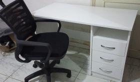 Mini bureau Blanc £Y* Mini bureau assistant de couleur Blanche de 1m20 disponible . À partir de 85.000fr; le prix varie en fonction du modèle

✅Contactez-nous pour plus d