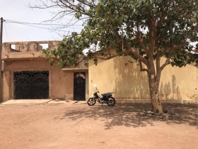 Vente de maison La maison se situe au quartier liberté en face du lycée mame cheikh mbaye de Tambacounda et non loin de la sonatel et de la gendarmerie. Elle est doté de 2 appartements de 5 pièces ( salles de bains, cuisines, garage, douches extérieures). Le prix est négociable