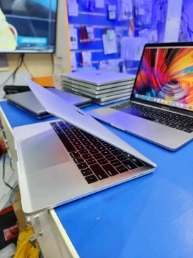 MacBook Pro Touchbar 2019 Core i5 Ram 16 gb disque dur SSD 256 gb 13 pouces. Facture plus garantie 06 mois livraison 2000