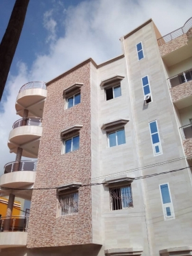 Location appartement Appartements neufs à la cité Mbackiyou Faye, 2 chambres dont une avec 
une salle de bain,
salon, 
toilette visiteur,
cuisine,
espace familial,
2 balcons,
 buanderie
