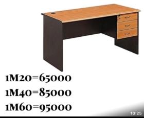 Tables de bureau t5 Tables de bureau simple + tiroir disponible chez Top Produits et Services à partir de 65.000f et plus selon la taille et modèle.

Livraison partout à Dakar.

Contactez-nous au besoin 