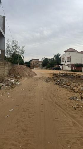 Terrain de 300 mètres carrés à vendre à Saly Sénégal Terrain  de 300 mètres carrés à vendre à Saly  Mbambara
En angle de rue
À 300 mètres de la route de Saly Niakh-Niakhal
Type de papier : délibération
Eau et électricité disponibles
Zone calme
Accès facile
Commerces et services à proximité
Centre de Saly à 12 minutes
Aéroport AIBD à 30 minutes
Dakar à 45 minutes
Bon pour projet à usage d’habitation ou d’investissement immobilier
Prix : 13.000.000 de francs CFA soit 19.847 euros
