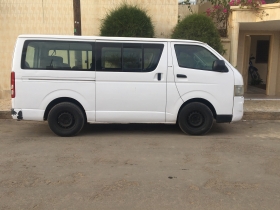 Location minibus Toyota Hiace 14 places Nous mettons en location des bus et minibus 14 et 12 places en location avec chauffeur professionnel pour vos déplacements à l’aéroport et partout au Sénégal . Svp veiller nous contacter pour plus de renseignements sur nos tarifs et conditions.