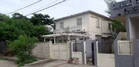 A vendre une villa au Point E Nous mettons en vente une villa de 518m² TF sur l’avenue Birago Diop même alignement que la pharmacie Birago bordure de route idéal pour un projet immobilier (local commercial au RDC +habitation à l’étage)