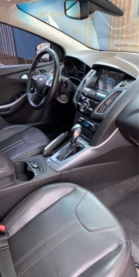 Ford focus titanium full options  •Marque : Ford 
•Modèle : Focus titanium
•Année : 2013
•Carburant : Essence 
•Kilométrage : 95000
•Boite Vitesse : Automatique 
•Détails :  4 cylindres, intérieur cuir, grand écran tactile, démarrage let’s go, radar, toit ouvrant, Bluetooth, usb, aux. 