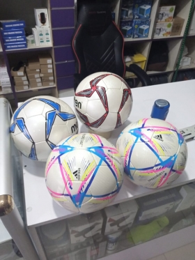 Ballon de FootBall Nouveau ballon officiel spécialement conçu pour une utilisation lors des matchs et des compétitions de football. Ballon Molten haut de gamme offrant d