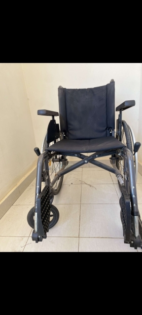 Chaise roulante Vermeiren Fauteuil roulant pliant
Le fauteuil roulant D200 est un fauteuil manuel pliable
Ce fauteuil roulant de la marque Vermeiren est destiné aux personnes qui ont des difficultés ou une impossibilité à marcher.

Pratique, le fauteuil roulant manuel D 200 permet à l