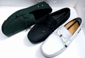 Chaussures mocassins en cuir Profitez de notre remises de 30% sur notre nouvelle collection de moccassins en cuir disponible en couleur noir, blanc, bleu et vert