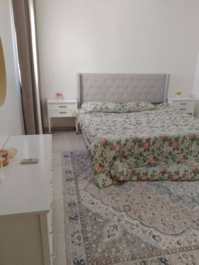 F4 MEUBLE A LOUER AUX MARISTES Tres joli appartement meuble, a louer aux Maristes 
Il est compose de :

3 Chambres climatisees
1 Salon
1 cuisine equipee
3 salles de bain
espace familial
balcon