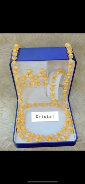 Bijoux cristal très classe disponible 