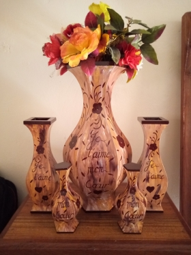 Encensoirs + deux pots de fleurs + deux pots thiouraye Des ensembles (encensoir + deux pots de fleurs + deux pots thiouraye) et des vases personnalisés à vendre.
