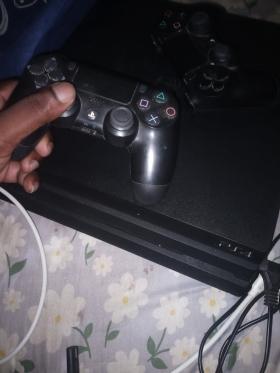 PS4 pro à vendre avec 2 manettes et 10 jeux inclus PS4 pro en très bonne état avec des jeux à un prix très abordables 