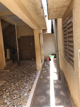 Vente de maison La maison se situe au quartier liberté en face du lycée mame cheikh mbaye de Tambacounda et non loin de la sonatel et de la gendarmerie. Elle est doté de 2 appartements de 5 pièces ( salles de bains, cuisines, garage, douches extérieures). Le prix est négociable