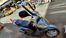  Honda sh 300i Bonjour, je vends un scooter honda sh 300i, essence, propre avec cmc et assurance. merci de me contacter.
