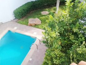 A vendre une belle villa à la Cité Africa Nous mettons en vente une villa 800m² sur la corniche avec une belle vue sur la mer composé de 5chambres, jardin, 2 salons, dépendance domestique.