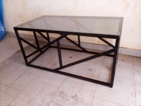 Table basse table en verre et métal. Structure rectangulaire en métal noir offrant stabilité et robustesse. Plateau en verre ep 6 mm.
