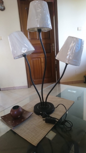 Lampes abat-jours Magnifique lampe abat-jour à 3tiges en Metal neuf.Cette lampe de table,sobre et élégante,avec ses courbes douces,saura aisément trouver sa place dans un intérieur chic et moderne,qu