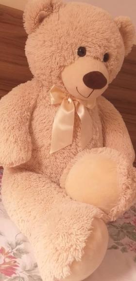 Nounours Geant Beige Belle et adorable peluche ours  géante pour faire plaisir à votre enfant,ami(e) ou cheri(e).l’avantage de cette grande peluche,c’est qu’elle pourra être offerte en cadeau à tous.un enfant sera surpris de recevoir un si voir plus grand que lui,que ce soit un garçon ou une fille.elle pourra aussi faire la joie des adultes pour décorer la chambre.
pour les adolescents,ils adoreront cette peluche géante,car ce sera un compagnon pour se détendre et pour se reposer.ce sera un coussin et un oreiller idéal pour une parfaite détente.alors n