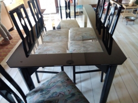 Table + chaises + grand meuble pour salon