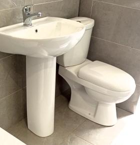 chaise anglaise et lavabo