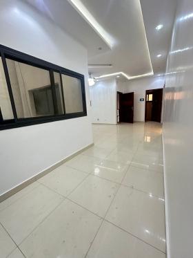 Appartement F4 à louer aux Almadies (recasement) Appartement à louer aux Almadies zone de Recasement. Près de l’école Bilingue américaine. D’une surface de 325 m2, il comprend 3 chambres, 4 salles d’eau, 1 salon.1 cuisine avec placards et buanderie. Au 2eme étage 
