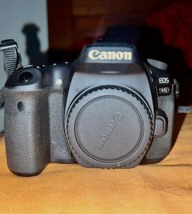 Canon 90D ✅CANON 90D 
Mégapixels - 32,5
Vidéo - 4K
Objectif - 18-55mm
 Ecran tactile 360 degrés 
Toute propre
Prix 850.000 F 
