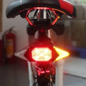 LAMPE LED CLIGNOTANTE FEUX STOP RECHARGEABLE LAMPE LED CLIGNOTANTE FEUX STOP RECHARGEABLE
Devenez plus visible grâce a la nouvelle lampe sans fil. Cette lampe vous permet de communiquer plus facilement avec les autres usagés de la route et assure votre sécurité  avec ses modes principaux : Lumière clignotante gauche droite, feux de détresse, feux stop , lumière police. 
Caractéristiques :   
* 6 modes d