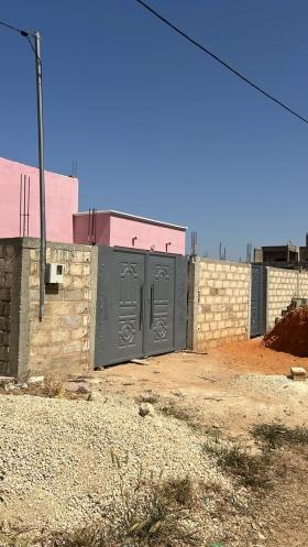 Maison à louer à Ngaparou, Sénégal Maison  à louer à Ngaparou école khakham
La maison est en finition
Zone calme
Accès facile
Elle est composé de:
1 chambre avec salle de bain
2 chambres avec toilettes 
1 salon
1 garage
Une cuisine 
Une Cour
Condition: Caution 3 mois
Bon pour projet à usage d’habitation 
Prix 200.000 francs CFA/ mois soit 305 euros/ Mois
